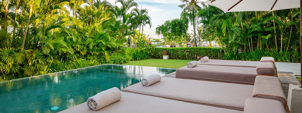 Villa Cantik garden and pool