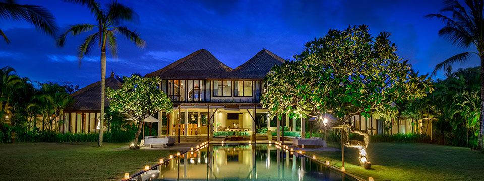 Villa Makanda garden and pool at night